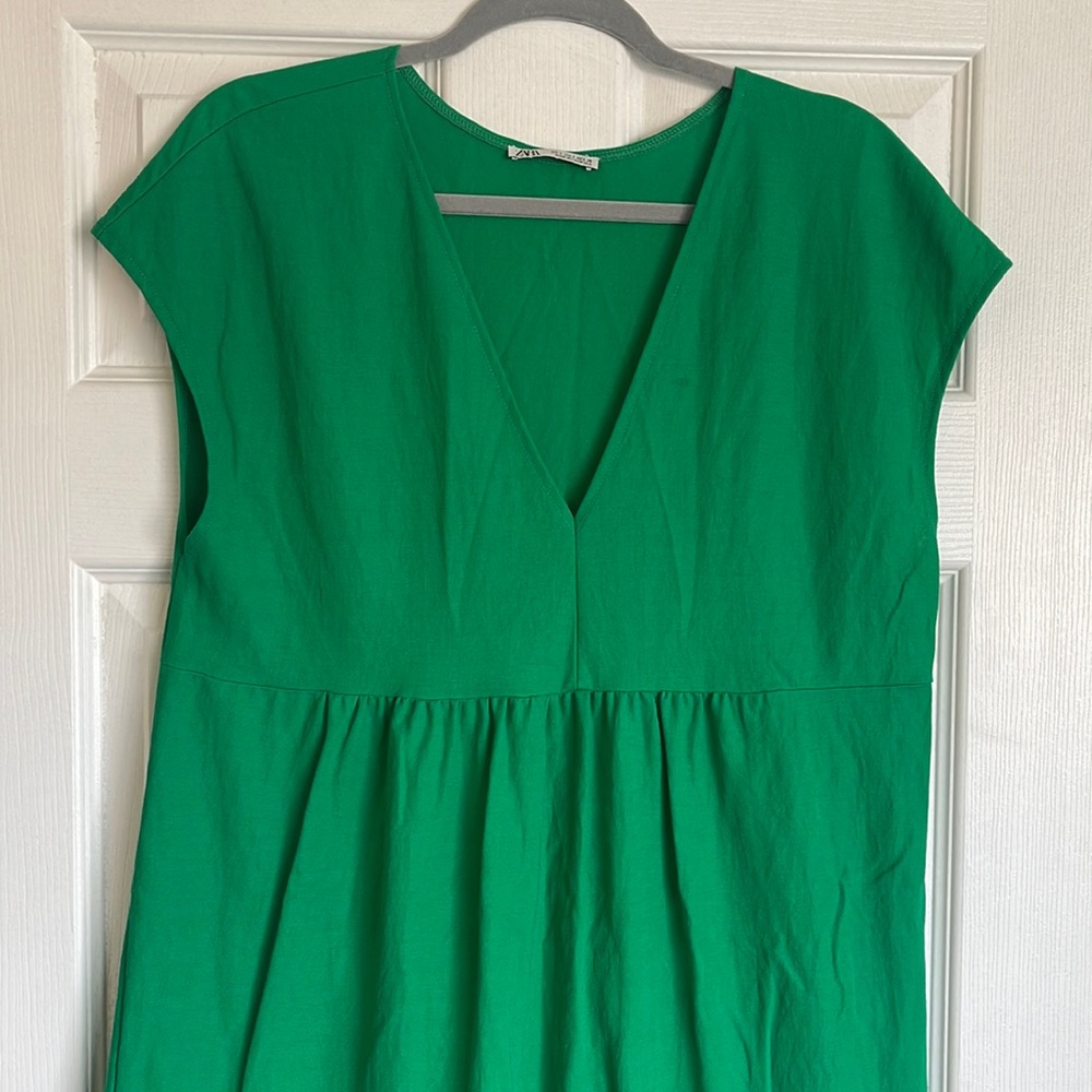 ZARA green flowy dress in green. Size S